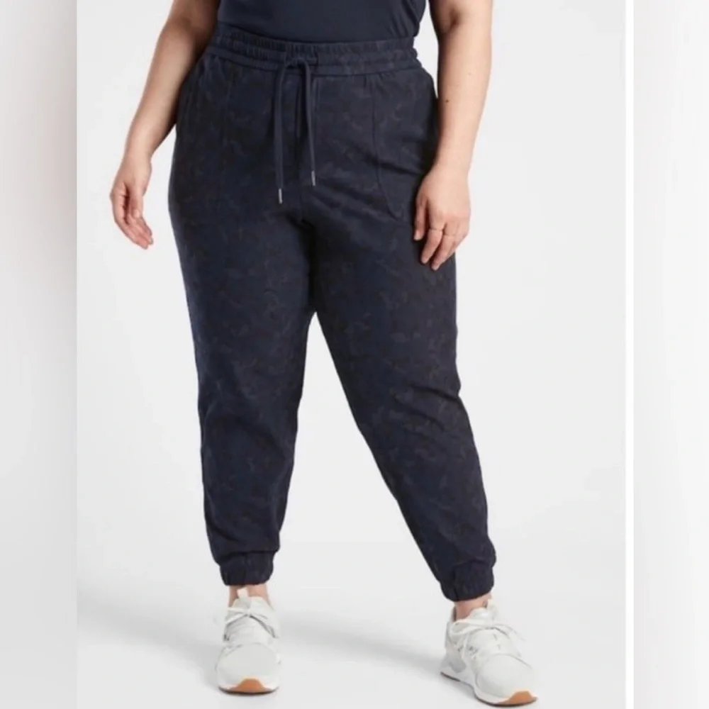 Athleta Printed Farallon Jogger Pants Camo Print Size 26 - NWT